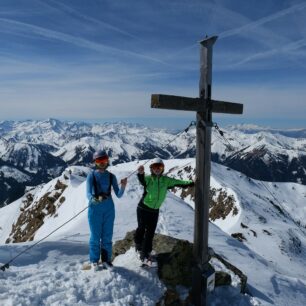 Girls on skis (12 a 14 let) na vrcholu Schreinl