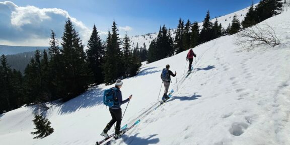 Liščí hora (1363 m) – skialpinistický okruh po boudách nad Pecí pod Sněžkou