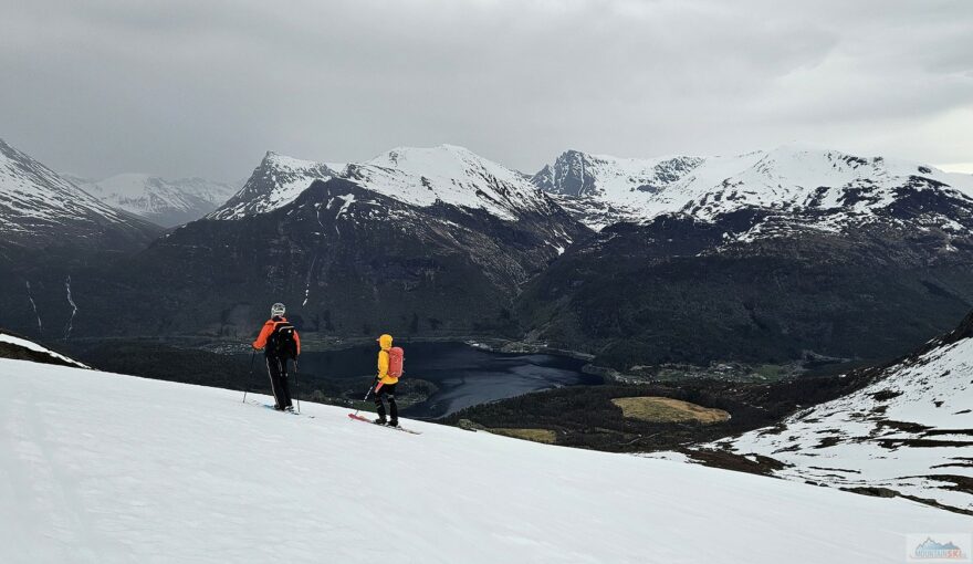 Při sjezdu z vrcholu Eidskyrkja (1482 m) s výhledem na fjord