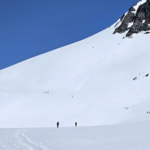 Traverz strmějším terénem se samovolnými lavinkami cestou na Storhornet (1600 m)