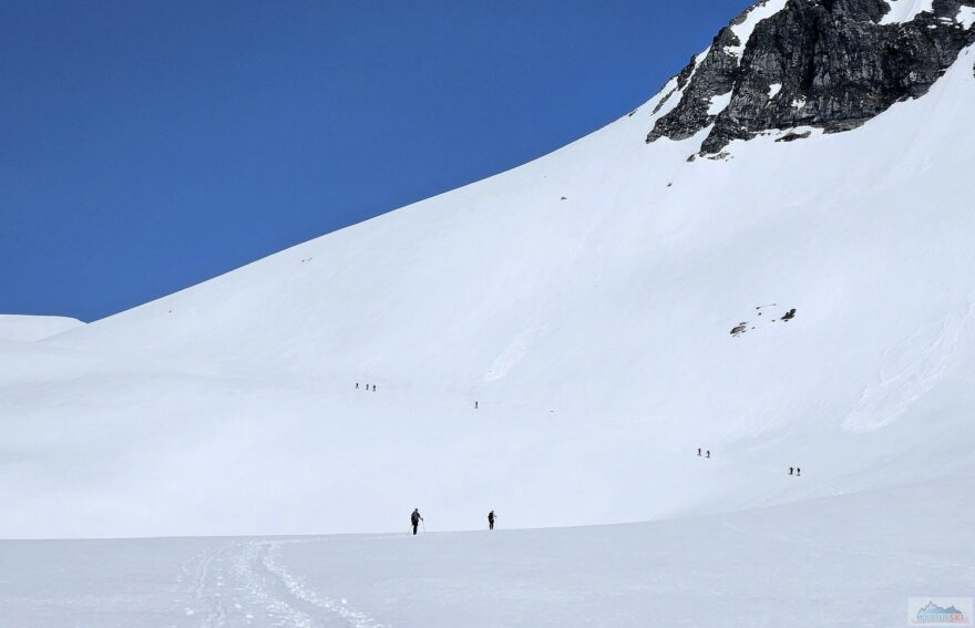 Traverz strmějším terénem se samovolnými lavinkami cestou na Storhornet (1600 m)