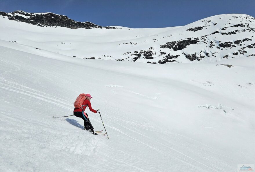 Sjezd v kašovitém sněhu ze Storhornetu (1600 m)