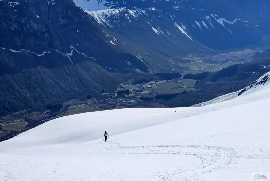 Stoupání na vrchol Blæja (1420 m)