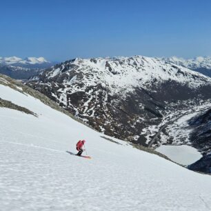 Sjezd v horní části z vrcholu Ytstevasshornet (1330 m)