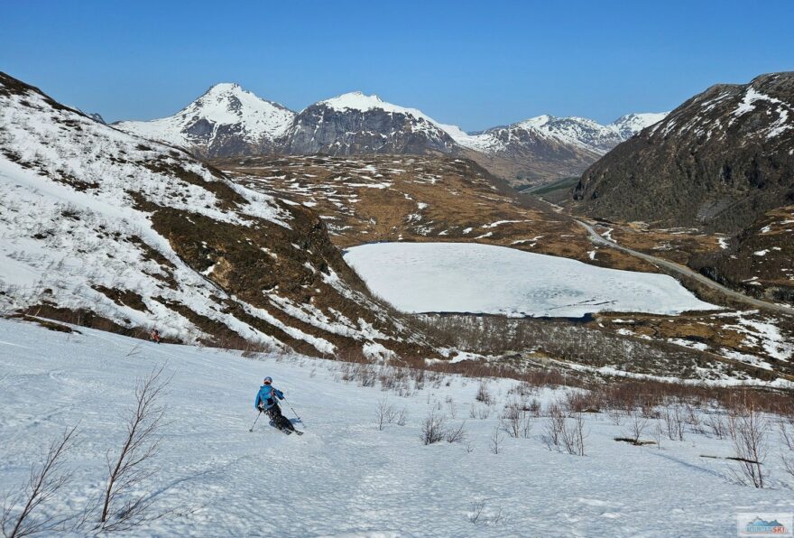 Dojezd z vrcholu Ytstevasshornet (1330 m) kolem jezer k silnici