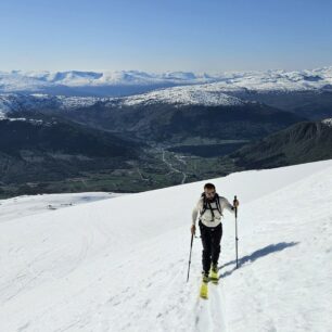 Stoupání na Høgenibba (1191 m) s výhledem na fjord