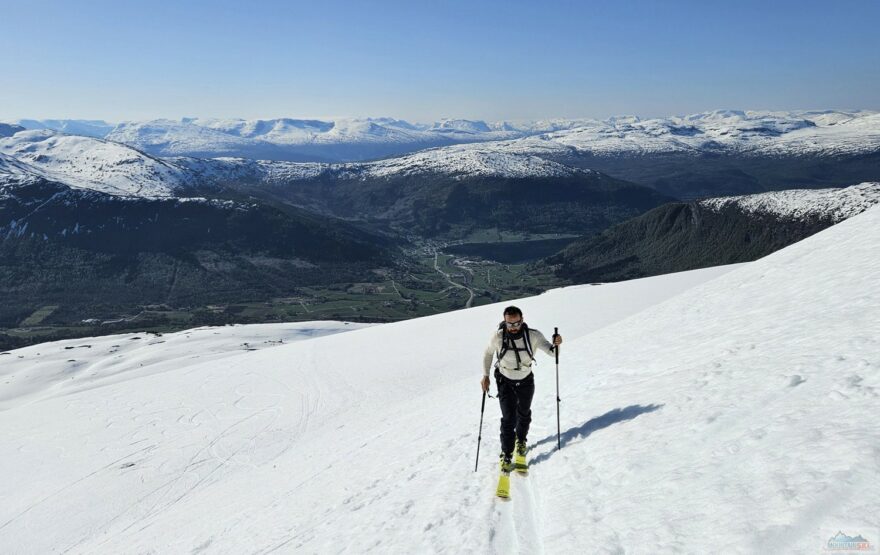 Stoupání na Høgenibba (1191 m) s výhledem na fjord