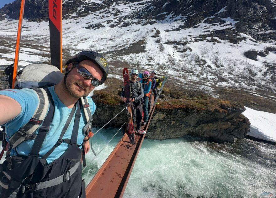 Přes vodnaté řeky se v Norsku musí občas přes různorodé mostky