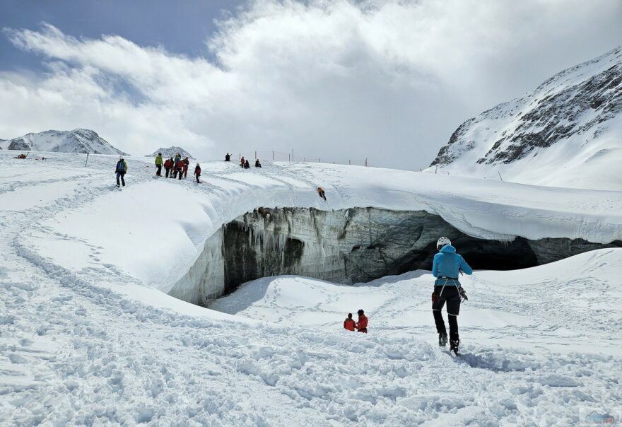 Ledovcový výcvik pod lyžařským střediskem Pitztal