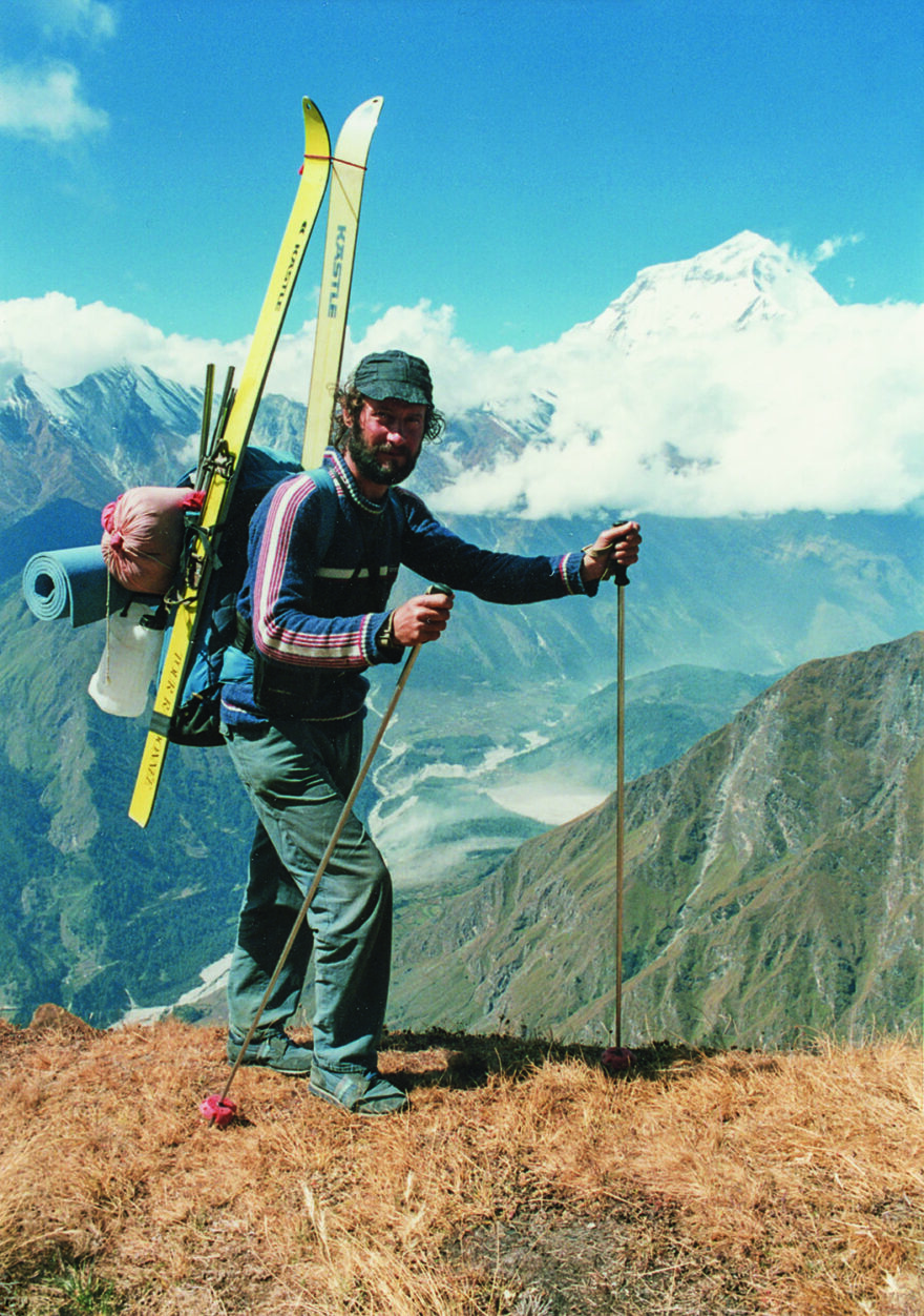 Ladislav Jón pochoduje na Annapurnu, v pozadí Dhaulágirí, 1988