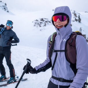 Hybridní konstrukce bundy Hannah Steep a Vertical kombinuje kvalitní materiály umístěné ve specifických zónách.