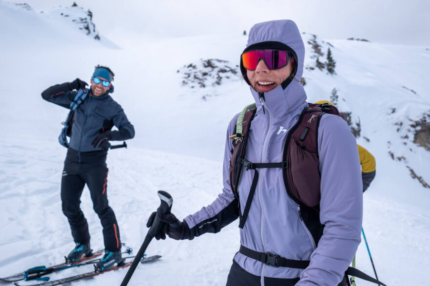 Hybridní konstrukce bundy Hannah Steep a Vertical kombinuje kvalitní materiály umístěné ve specifických zónách.