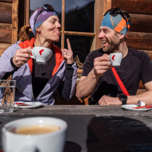 Občerstvení na horské chatě Südwienerhütte, Radstadtské Taury, Rakousko.