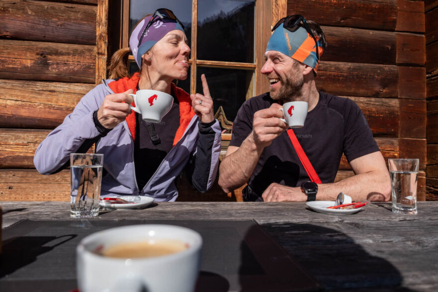 Občerstvení na horské chatě Südwienerhütte, Radstadtské Taury, Rakousko.