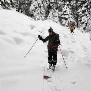 Pravdědopobně světový unikát - lanové družstvo tvořené monoski, skialpinistkou a splitboardistkou