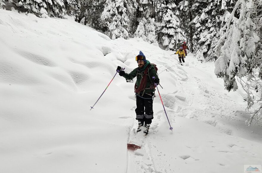 Pravdědopobně světový unikát - lanové družstvo tvořené monoski, skialpinistkou a splitboardistkou