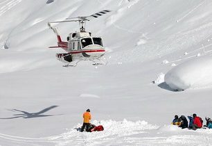 Heliskiing a skialp s asistencí vrtulníku v kanadské British Columbia v dubnu 2013