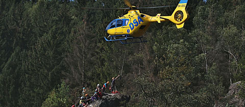 V Jizerských horách se při Kurzu horské medicíny zachraňovalo a létalo s vrtulníkem