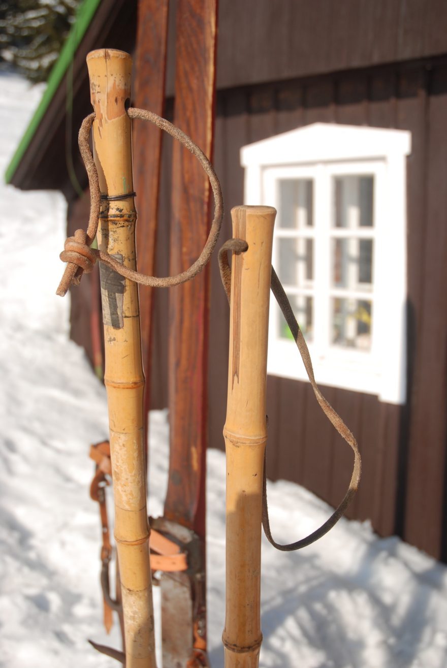 detail rukojetí a řemínků holí, foto Jan Šťovíček