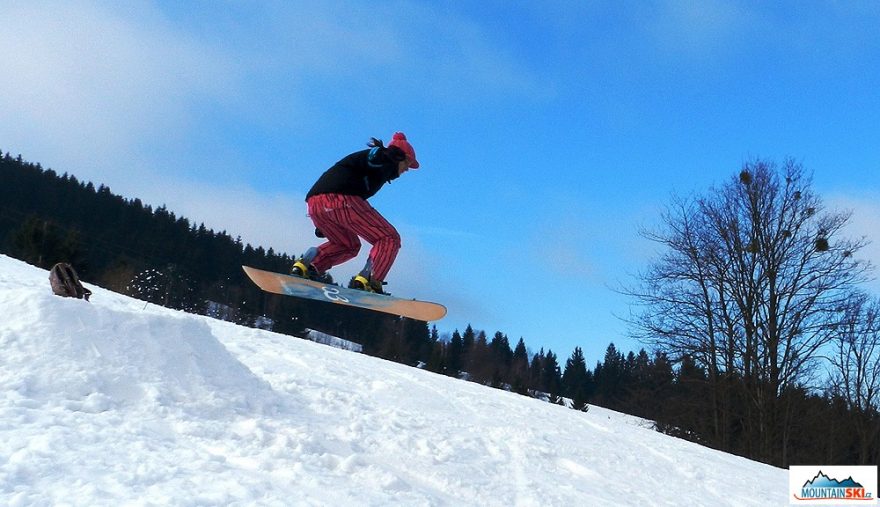 Pole dance celoročně – v zimě skákání na snowboardu