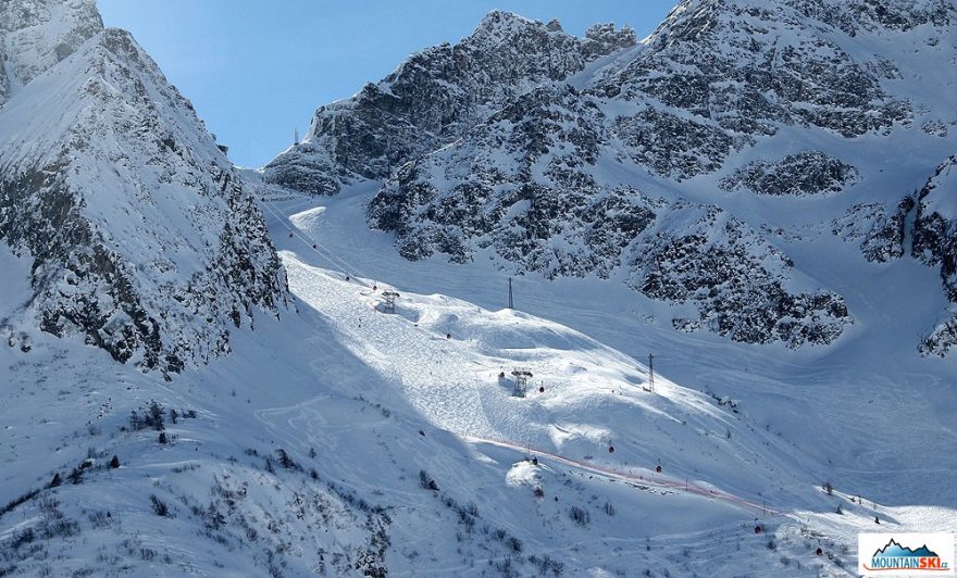 Sjezdovka Paradiso částečně rozježděná po předchozím sněžení 