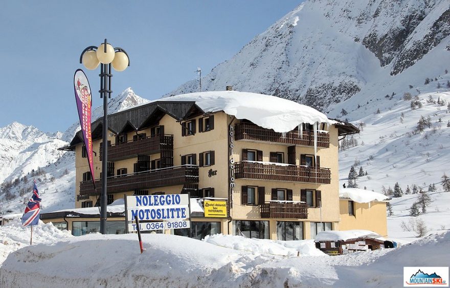 V Passo Tonale na Vás může spadnout i hromada sněhu ze střechy