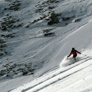 Při jízdě ve volném terénu zbývá ještě čas sledovat to, co se děje za lyžařem