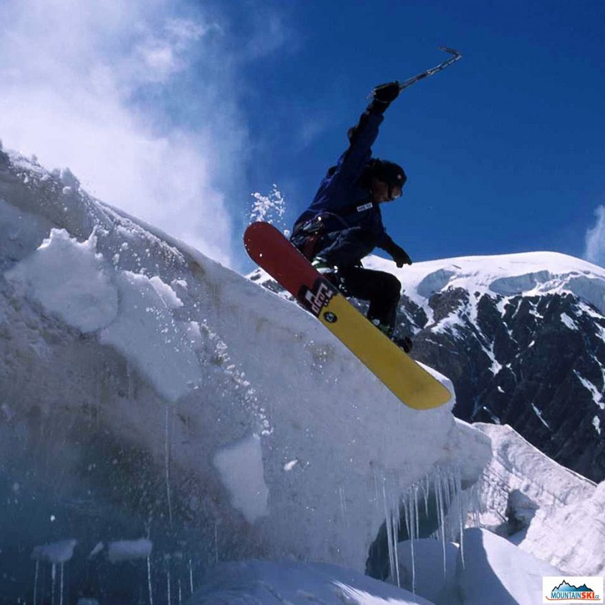 Využití pticy pro jištění během skákání na snowboardu na sněhový most v ledovcové trhlině v severní stěně Piku Lenina v Kyrgyzstánu – léto 2001