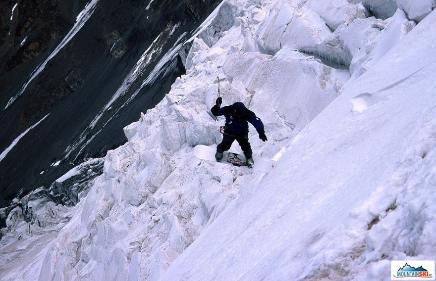 Využití pticy při sjezdu na snowboardu v severní stěně Piku Lenina v Kyrgyzstánu – rok 2001 