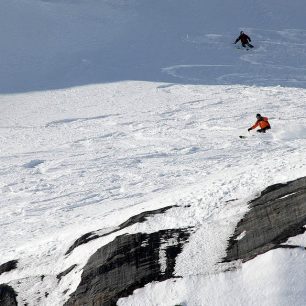 Parádní lyžování nad skalami – heliskiing z CMH Galena lodge