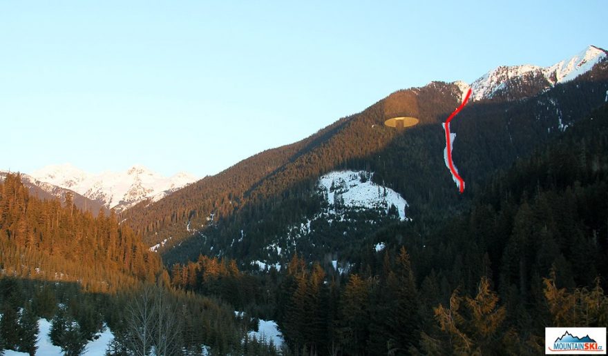 Pohled z CMH Galena lodge na náš sjezd – značený červeně, výstup byl vlevo nejprve pasekou, výše hustým lesem a ještě více přímo průsekem