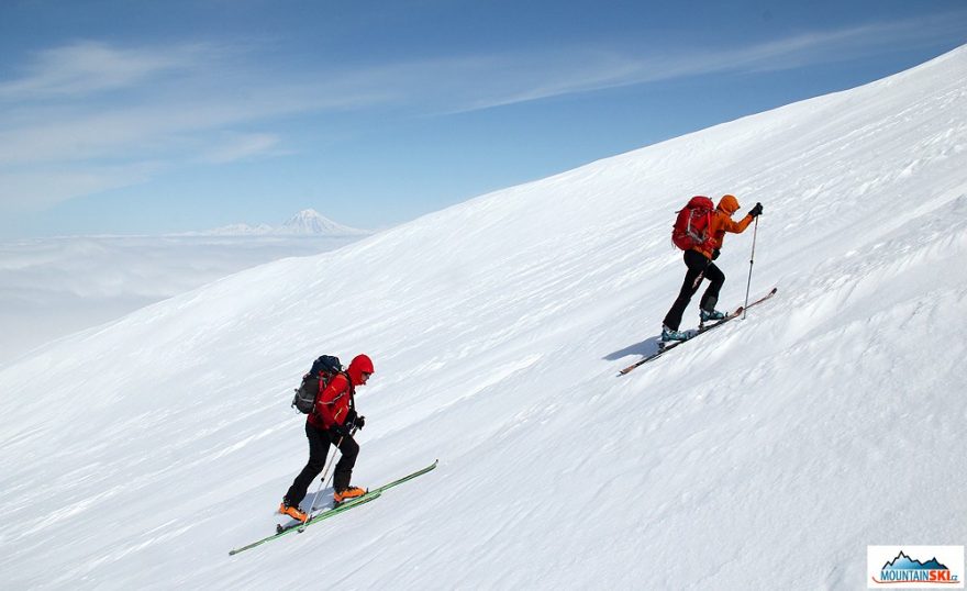 Silná skialpinistická dvojice z Višňového běží na Viljučinskij – výška asi 1300 metrů 