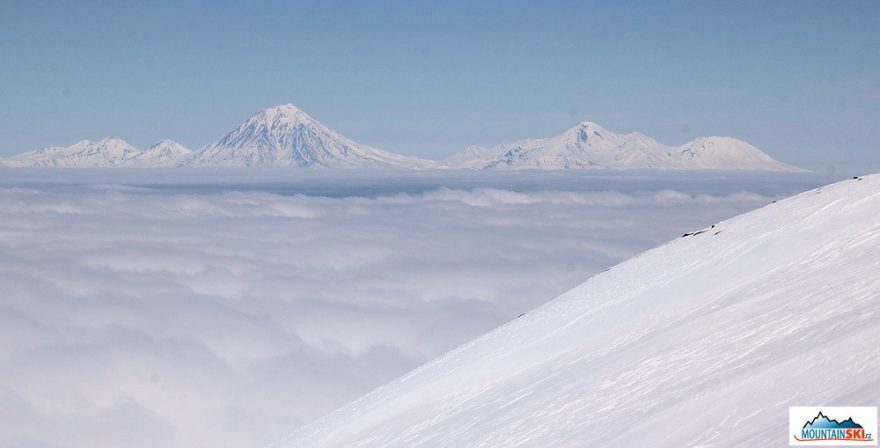 Kamčatská fantazie přes Avačinskou zátoku – zleva Aag, Arik, Korjakskij, Avačinskaja, Uglovaja a Kozelskij