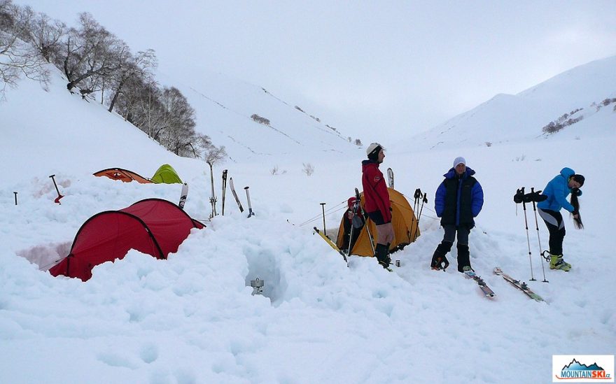 Stan Hilleberg Nallo 2 GT s kuchyňským koutem v popředí