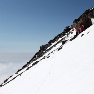 Ve výšce 2480 metrů většina z nás dala lyže na záda, pouze Pažout a Katka pokračovali na lyžích dále
