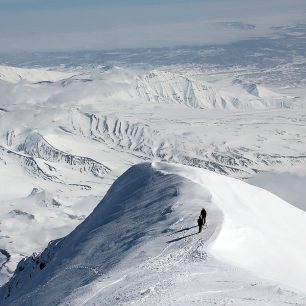 Vysoko nad údolím – Tichý oceán je v mlžném oparu