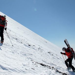 Skialpinisté z Višňového běží hore kopcom na Avačinskou