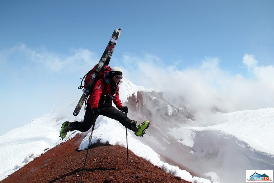 8. 5. 2013 – Na vrcholu Avačinské (2741 m) – neskáču si přes kaluže