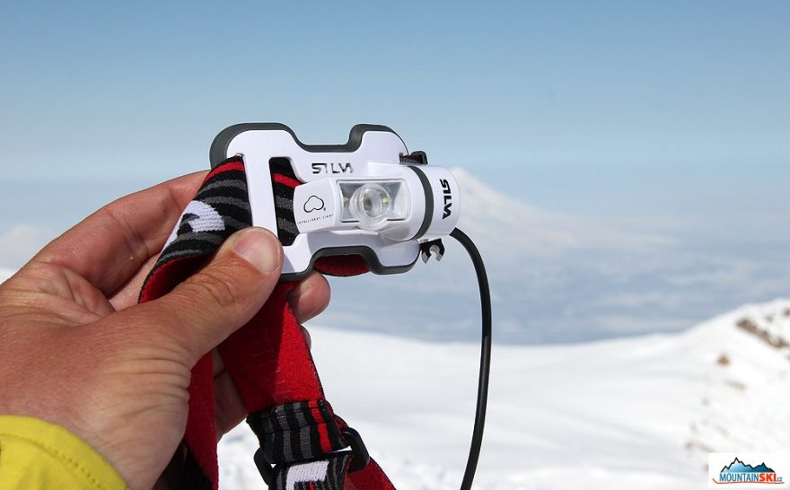 Vypnutá čelovka Silva Trail Runner na vrcholu vulkánu Korjakskij (3456 m)