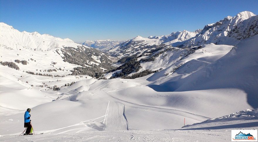 Černá, nejčernější…vzadu dole Adelboden