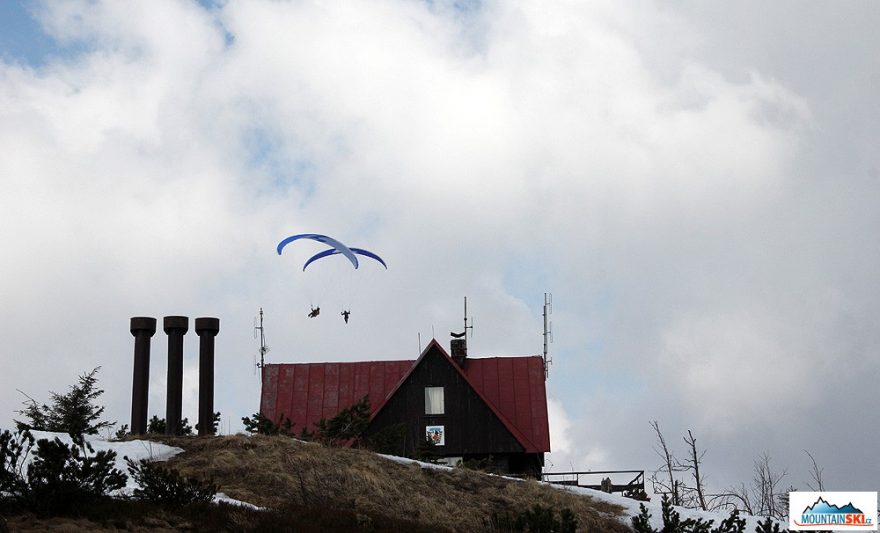 Paraglidiistů bylo v neděli na Lysé, resp. nad Lysou, více než skialpinistů a telemarkerů – tady zrovna za budovou Horské služby