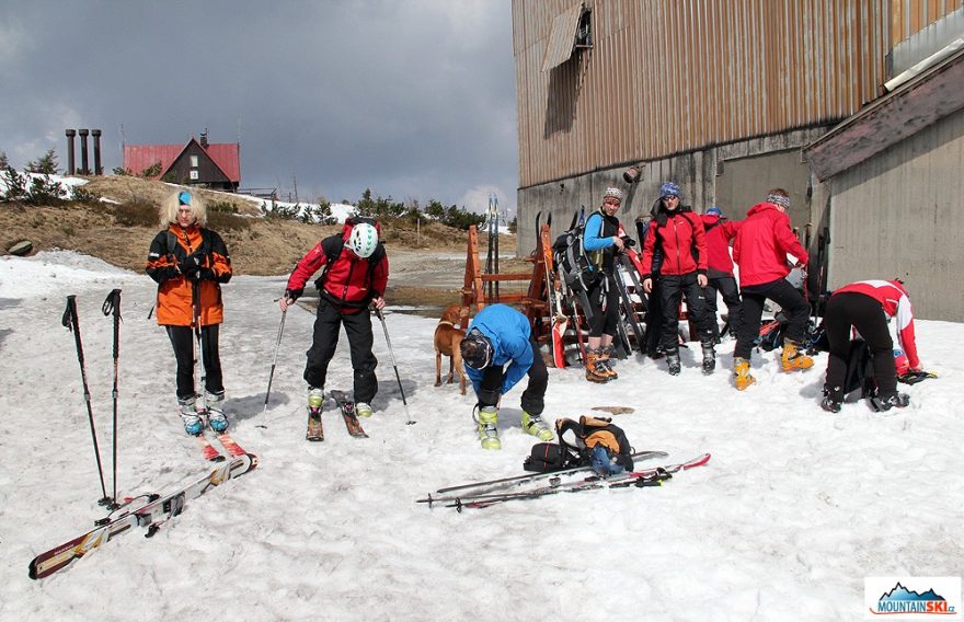 Kombinováno – skialpinisté a telemarkoví lyžaři se chystají ke sjezdu, spojeno s Pažoutem a jeho kolegy z Přerova