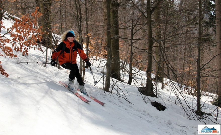 Lenka na skialpech v lese na Lysé