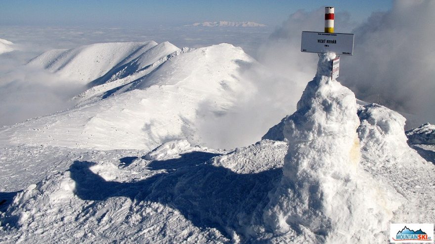 Nejvyšší bod Málé Fatry je Velký Krivaň 1709m, pěkná pulhodinka neuškodí na focení, vidíme Snilovské sedlo, Chleb a dále v mracích Západní Tatry – sjiždíme na Chatu pod Chlebom na oběd