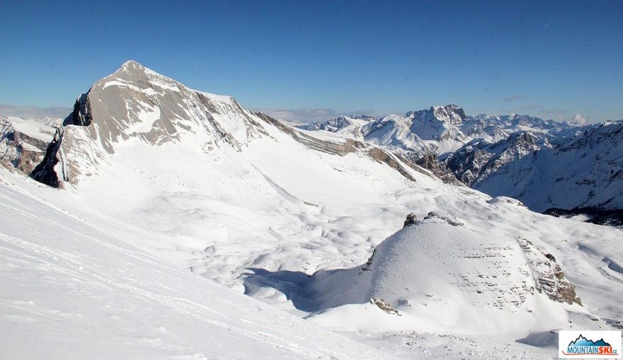 Klasické Dolomity, skalnaté vrcholy, spousta sněhu a krásné počasí 