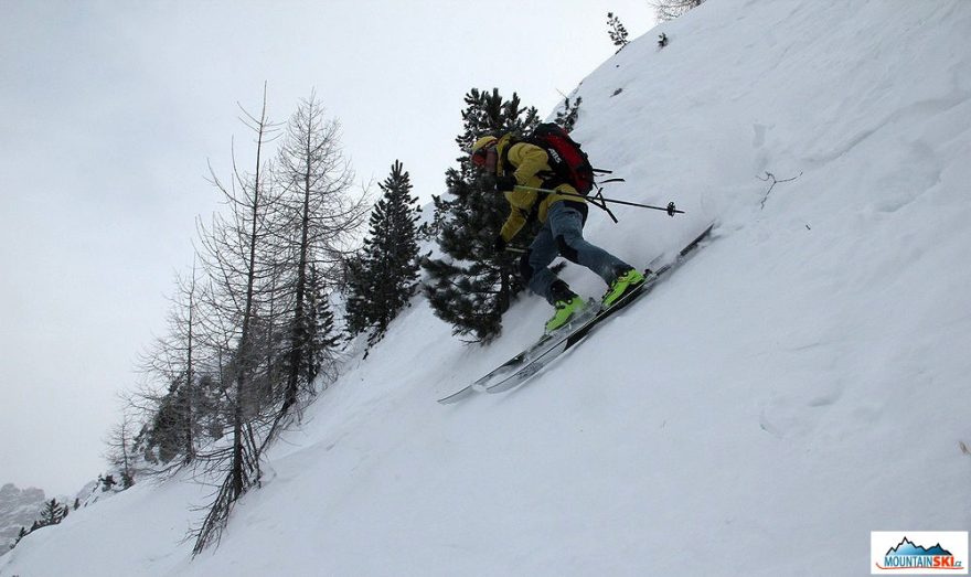 Na lyžích Dynafit Cho Oyu a v botách Dynafit TLT6 Performance v lehce strmém terénu