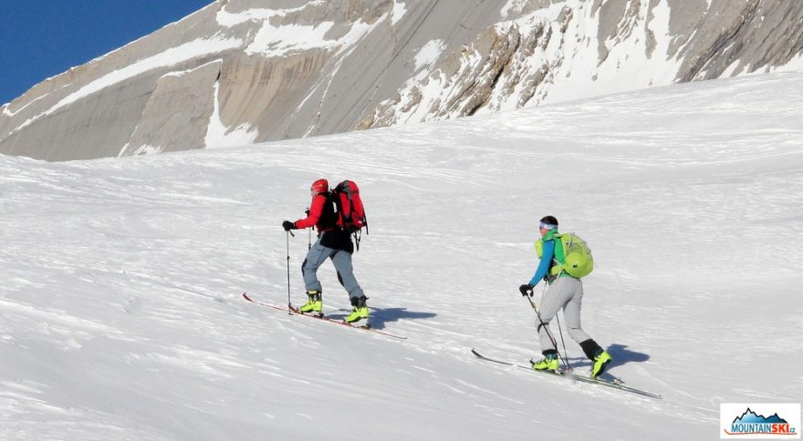 Cestou na Zehner Spitze, v popředí Dynafit TLT6 Performance, na druhém místě Dynafit TLT6 Mountain 