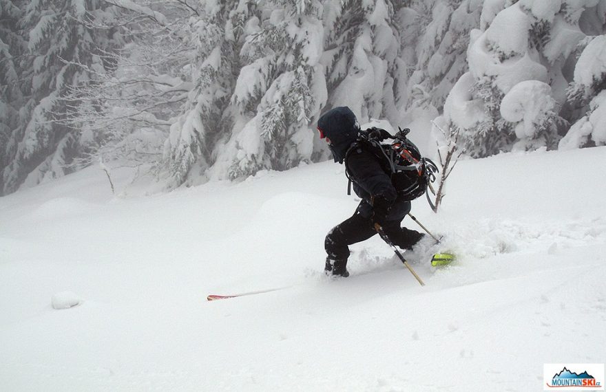 Mira z VM – že by ukázka provedení telemarku na skialpových lyží? Důsledně si povšimnout prosím zejména zadní lyže…