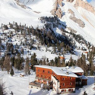 Závěrečný dojezd k chatě Rifugio Fanes