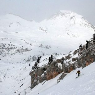 Lehce zamlžené Dolomity, slunce si na neděli vybralo dovolenou